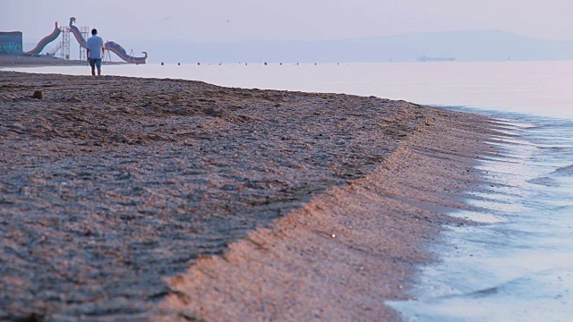 海浪拍打着岩石视频素材