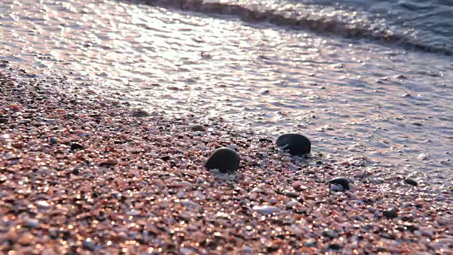 海浪拍打着岩石视频素材