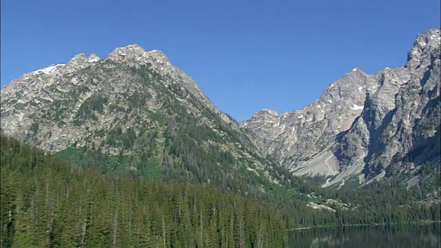 飞行圆形边缘的利湖揭示莫兰山-鸟瞰图-怀俄明州，提顿县，直升机拍摄，航空视频，电影，建立拍摄，美国视频素材