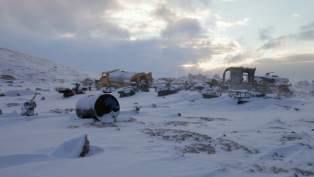 在加拿大北部的一块空地上，金属废料被处理在雪上和雪下视频素材