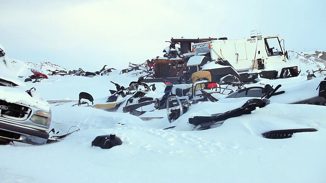 在加拿大北部的一块空地上，金属废料被处理在雪上和雪下视频素材