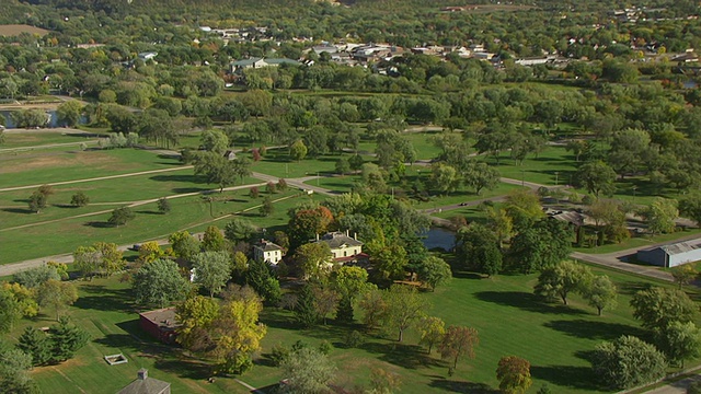 美国威斯康星州St Feriole岛至Villa Louis / Prairie du Chien的WS AERIAL ZI视图视频素材