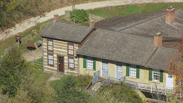 MS AERIAL ZO View over old mining community and old yellow row houses / Pendarvis Mineral Point，威斯康星州，美国视频素材