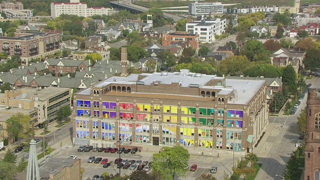 WS AERIAL DS View of Lincoln Center of Arts and painted壁画窗/密尔沃基，威斯康星州，美国视频素材