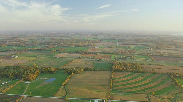 WS AERIAL TD的天空和农田和田野格林湾县/威斯康辛州，美国视频素材