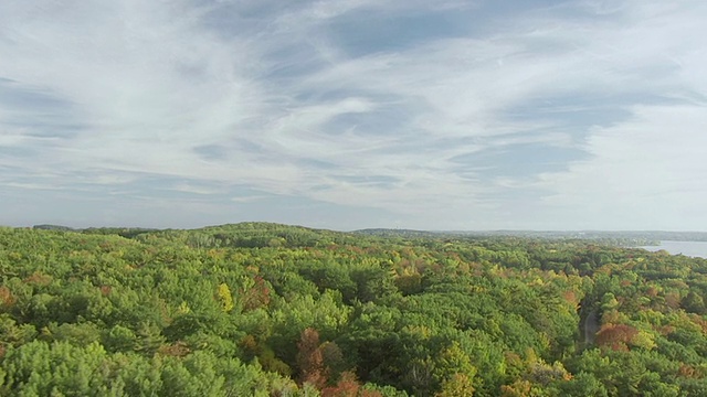 美国威斯康辛州门县(Door County)的立交桥树、私人码头和海岸线上的住宅视频素材