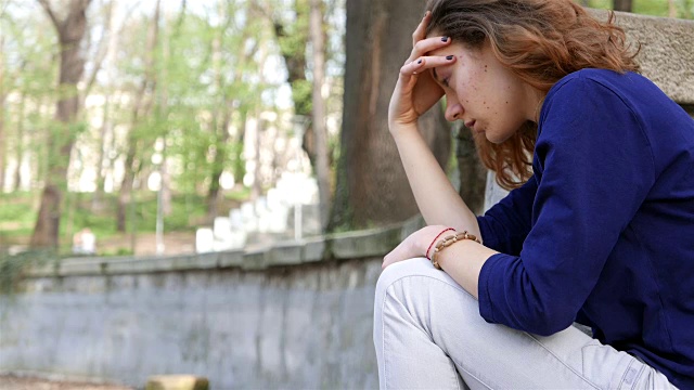 漂亮的女孩感到沮丧和哭泣视频素材