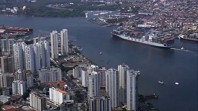 进入桑托斯港的集装箱船-鸟瞰图- São保罗，Guarujá，巴西视频素材