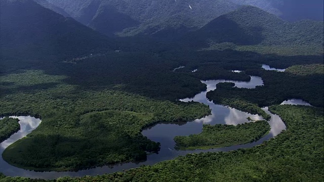 云反射在平静的河流-鸟瞰图- São保罗，巴西视频素材