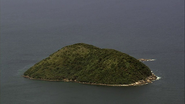 巴西海岸外的岛屿-鸟瞰图- São保罗，São Sebastião，巴西视频素材