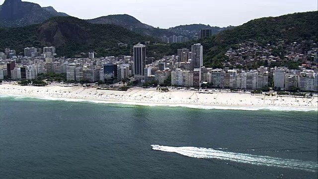 快速摩托艇离开科帕科巴纳海滩-鸟瞰图-里约热内卢de Janeiro，里约热内卢de Janeiro，巴西视频素材