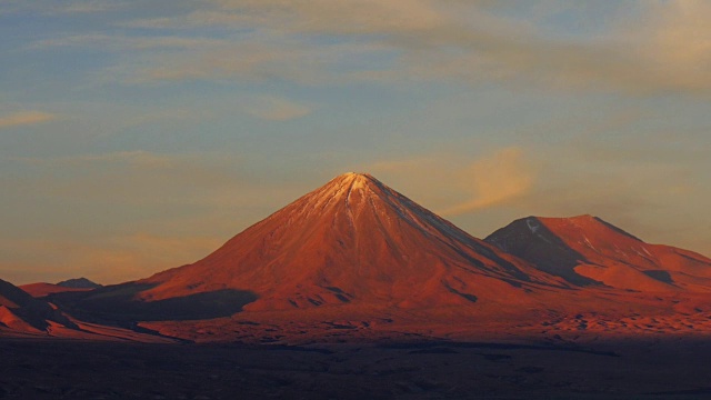 日落时的利坎卡武尔火山，中景视频素材