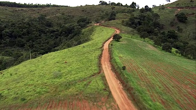 飞行沿着土路南贝洛奥里藏特-鸟瞰图-米纳斯吉拉斯州，德斯特罗德恩特里奥斯，巴西视频素材