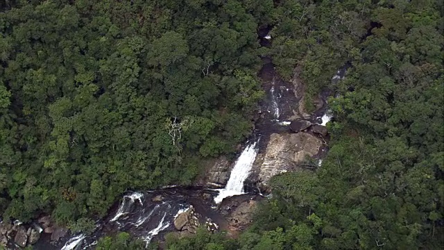 Cachoeira Dos Macacos -鸟瞰图-米纳斯吉拉斯州，Aiuruoca，巴西视频素材