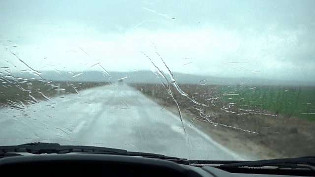 在雨中开车视频素材