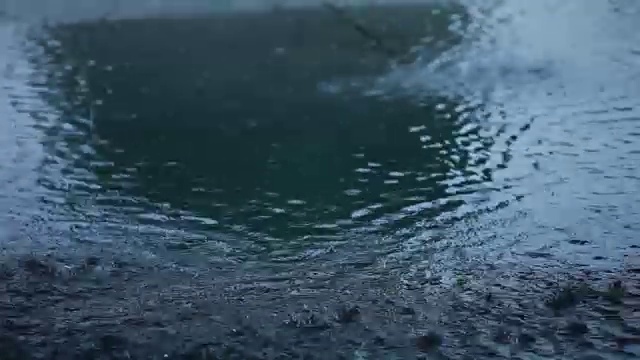 雨点溅落在地上视频素材