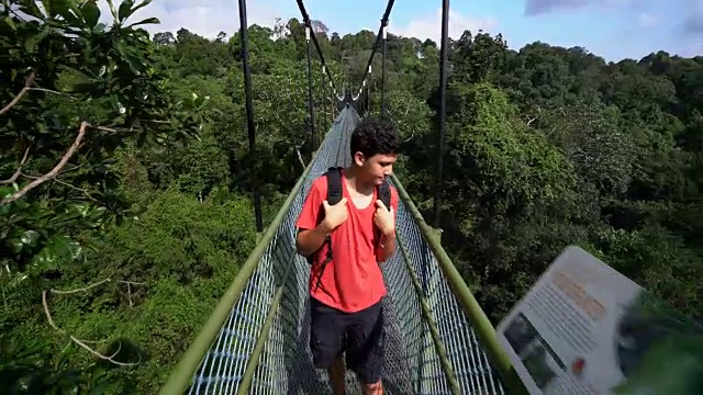 青少年在亚洲背包旅行视频素材