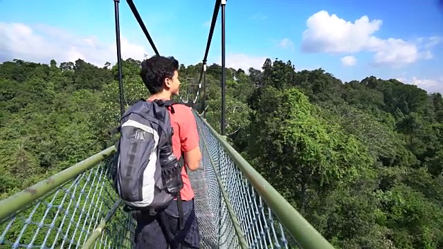 青少年在亚洲背包旅行视频素材