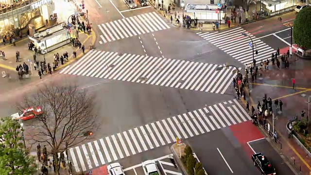 空中拍摄的涉谷路口的夜晚灯光痕迹视频素材