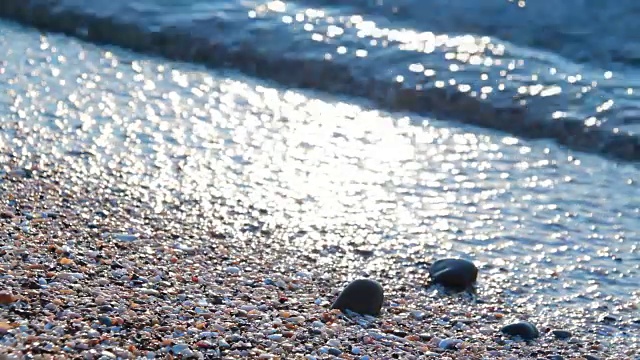 海浪拍打着岩石视频素材