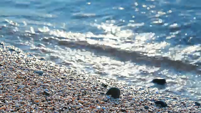 海浪拍打着岩石视频素材