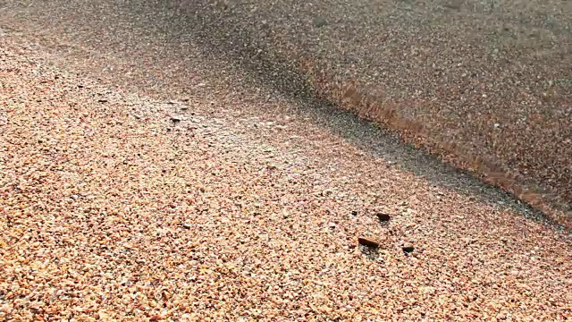 海浪拍打着岩石视频素材