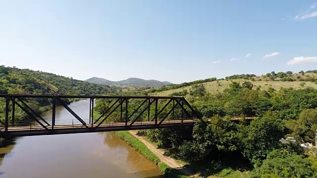 南非豪登鳄鱼河，击柱桥和桁架桥视频素材