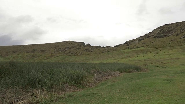 一名女子在拉诺拉库火山拍照视频素材