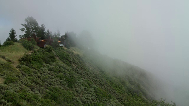 雾在大苏尔海岸线上山丘上的房屋上翻滚-静止视频素材