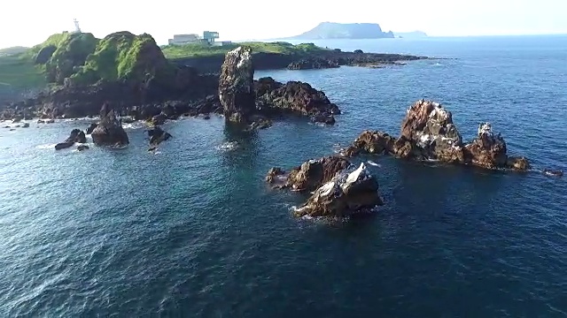 Seopjikoji海滩景观(著名的场景和戏剧布景)与悬崖视频素材