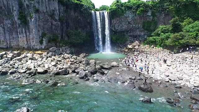 正邦瀑布(瀑布直接流入大海)视频素材