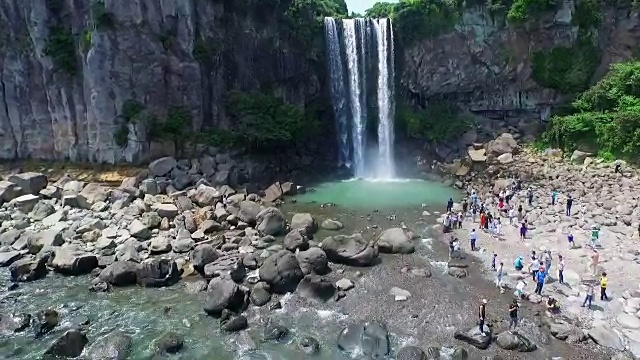 正邦瀑布(瀑布直接流入大海)视频素材