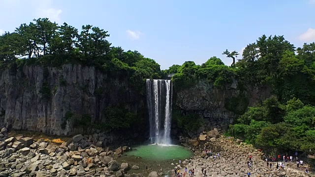 正邦瀑布(瀑布直接流入大海)视频素材