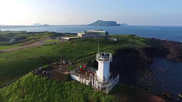 Seopjikoji海滩景观(著名的场景和戏剧布景)和白色灯塔视频素材