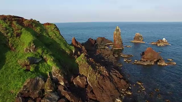 Seopjikoji海滩景观(著名的场景和戏剧布景)与悬崖视频素材