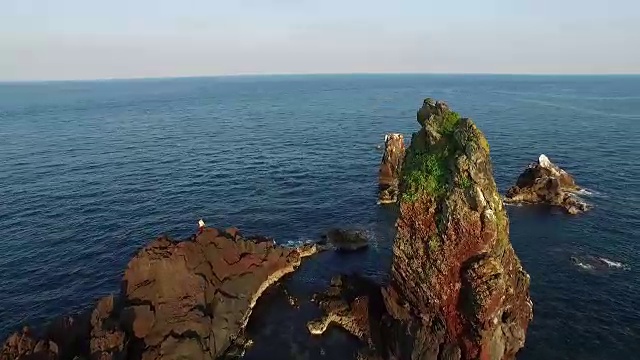 Seopjikoji海滩景观(著名的场景和戏剧布景)与悬崖视频素材