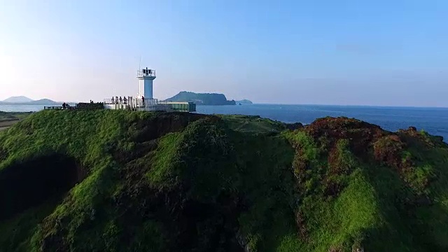 Seopjikoji海滩景观(著名的场景和戏剧布景)和白色灯塔视频素材