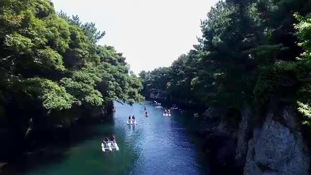 在Soesokkak河(风景区)欣赏水上运动的人们视频素材