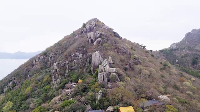 鸟瞰图香格兰佛教寺庙和海在渡山岛视频素材