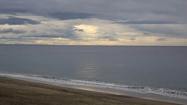 平静的海面上的云的海岸线视图视频素材