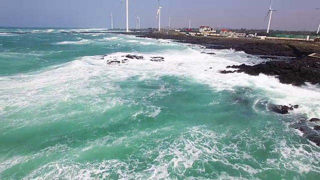 新昌海岸海景，配有风力发电机视频素材