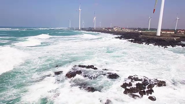 新昌海岸海景，配有风力发电机视频素材