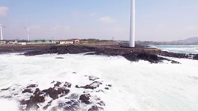 新昌海岸海景，配有风力发电机视频素材