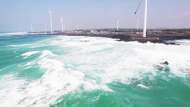 新昌海岸海景，配有风力发电机视频素材