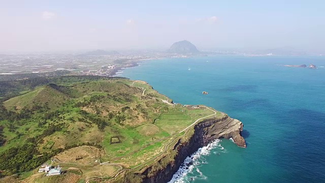 鸟瞰图的海边与嵩山山和悬崖视频素材