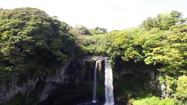 济州岛暖温带森林天池渊瀑布鸟瞰图(韩国自然保护区379)视频素材