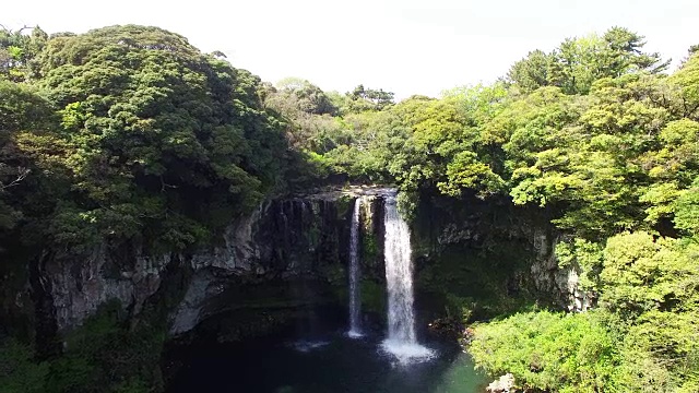 济州岛暖温带森林天池渊瀑布景观(韩国自然保护区379)视频素材