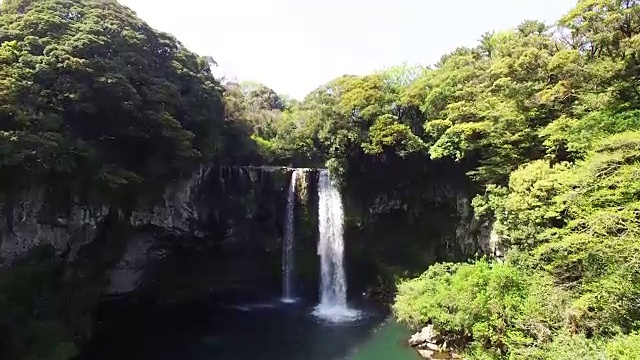 济州岛暖温带森林天池渊瀑布鸟瞰图(韩国自然保护区379)视频素材