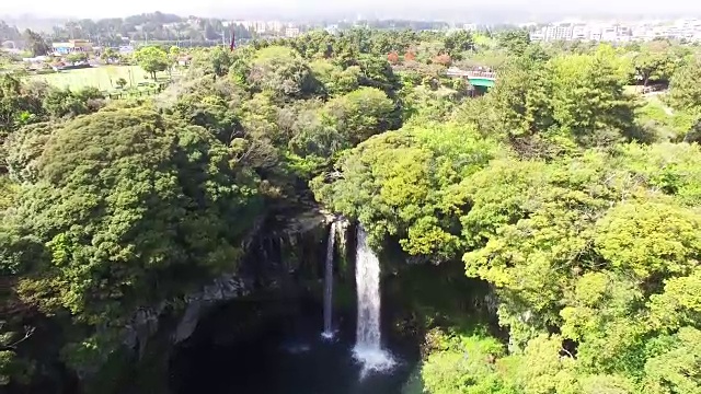 济州岛暖温带森林天池渊瀑布鸟瞰图(韩国自然保护区379)视频素材