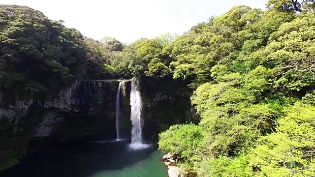 济州岛暖温带森林天池渊瀑布鸟瞰图(韩国自然保护区379)视频素材